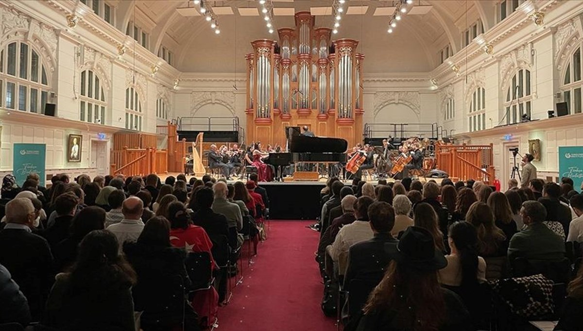 Londra'daki Cumhuriyetin 100. yılı konserinde Yalçın Tura'dan dünya prömiyeri