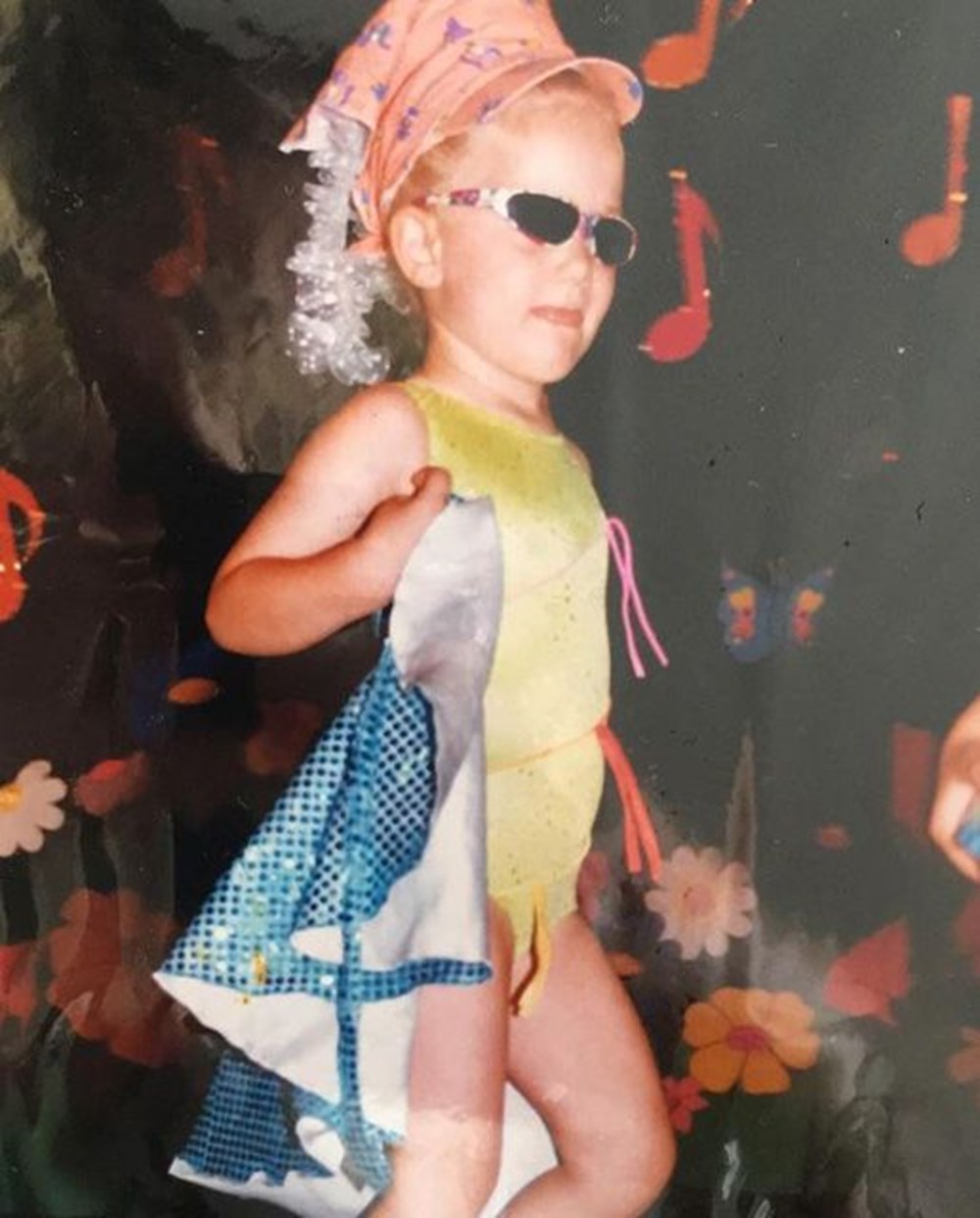 Nilgün Belgün takipçilerini geçmişe götürdü: Bu fotoğraf Marmaris'te çekildi (Ünlülerin çocukluk ve gençlik halleri) - 375