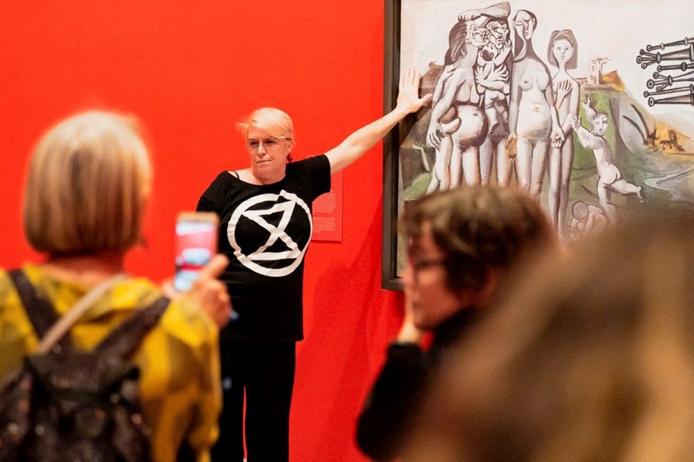 İki iklim aktivisti ellerini Avusturalya'daki Picasso tablosuna yapıştırdı - 2