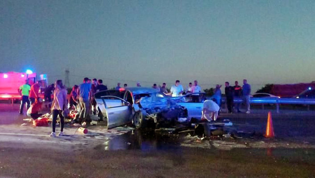 Düğün yolunda feci kaza: Aynı aileden 3 ölü Düğün yolunda feci kaza: Aynı aileden 3 ölü