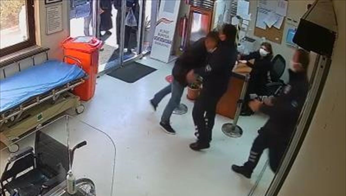 Hastanede güvenliğe saldırdı