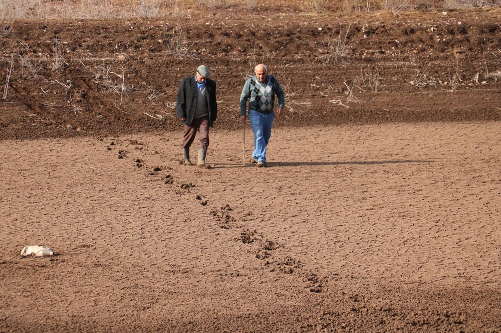 Sivas'ta sular çekildi: Mezarlık ortaya çıktı - 8