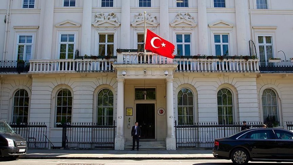 Londra'daki Türk Konsolosluğu önünde Kur'an-ı Kerim yakıldı - 4
