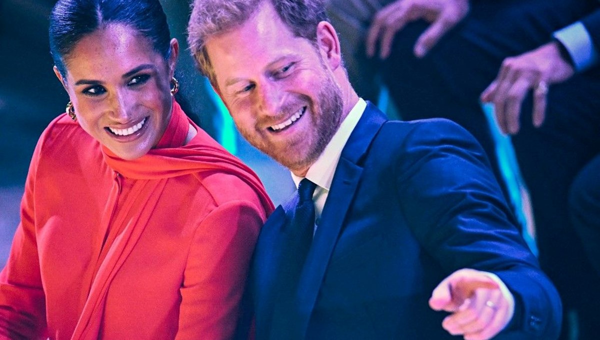 Prens Harry ile Meghan Markle yeniden İngiltere'de: Protestolarla karşılandılar