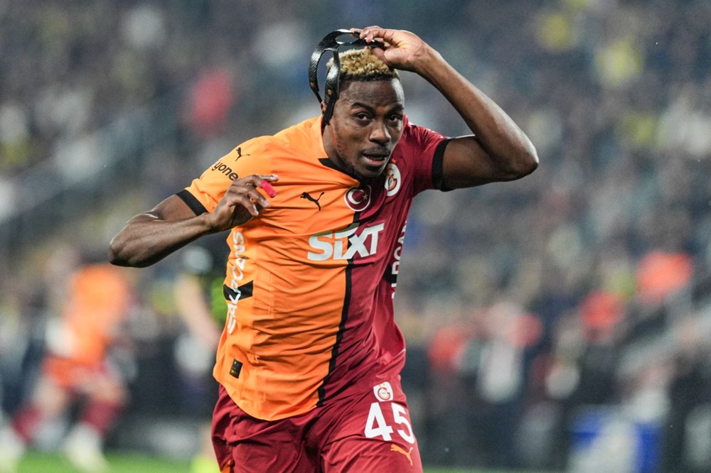 Canlı Derbi Kaosu: Fenerbahçe-Galatasaray Maçında Saha Karıştı! 84