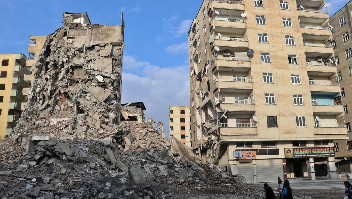 Güçlendirilecek 7 katlı binanın 5 katı, yandaki bina yıkılırken hasar gördü