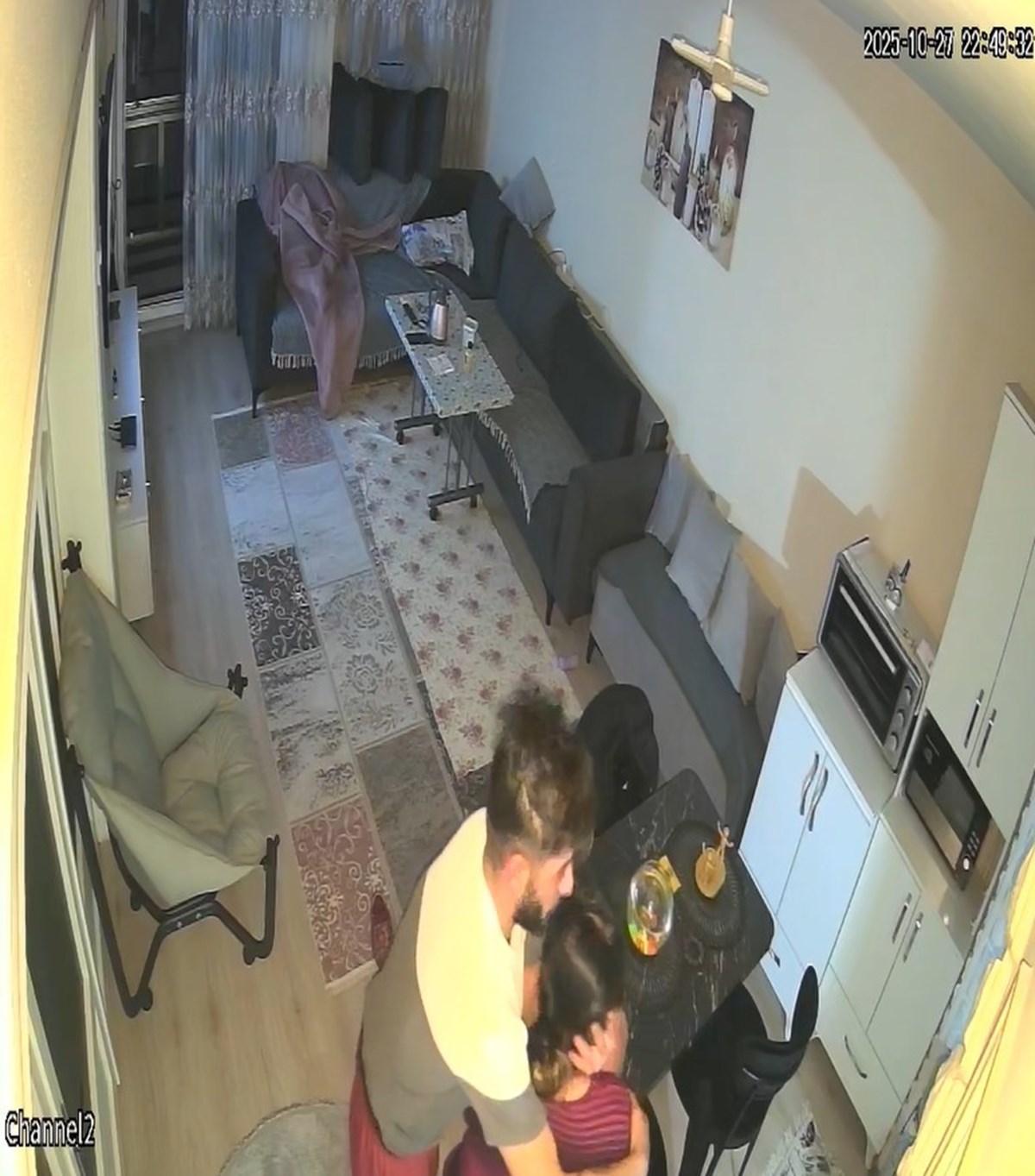 Anne-oğul birbirlerine sarılarak sarsıntının geçmesini bekledi. Anne-oğul birbirlerine sarılarak sarsıntının geçmesini bekledi.