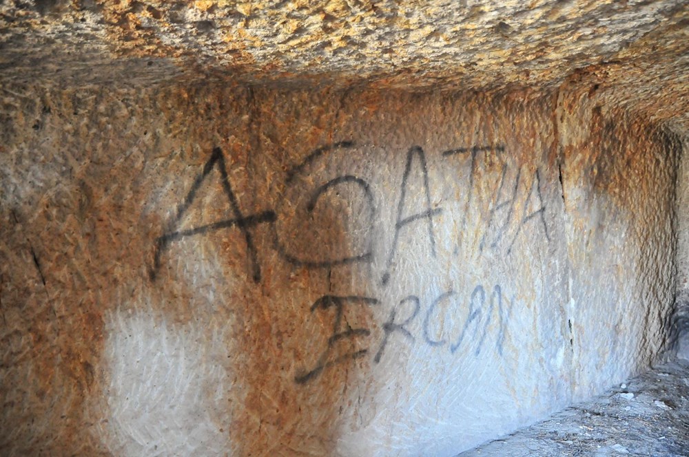 Kapadokya’da peribacalarına sprey boyalı tahrip!