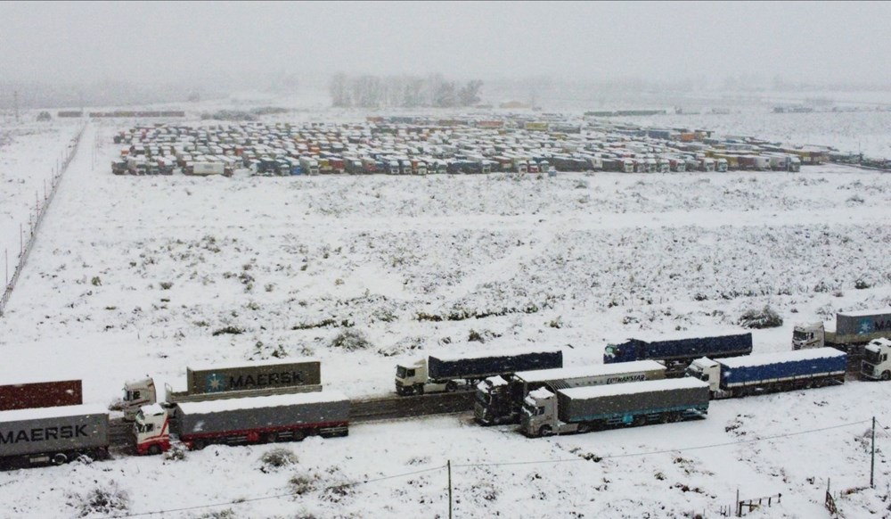 Kar fırtınası esareti: Binlerce araç sınırda mahsur kaldı - 7