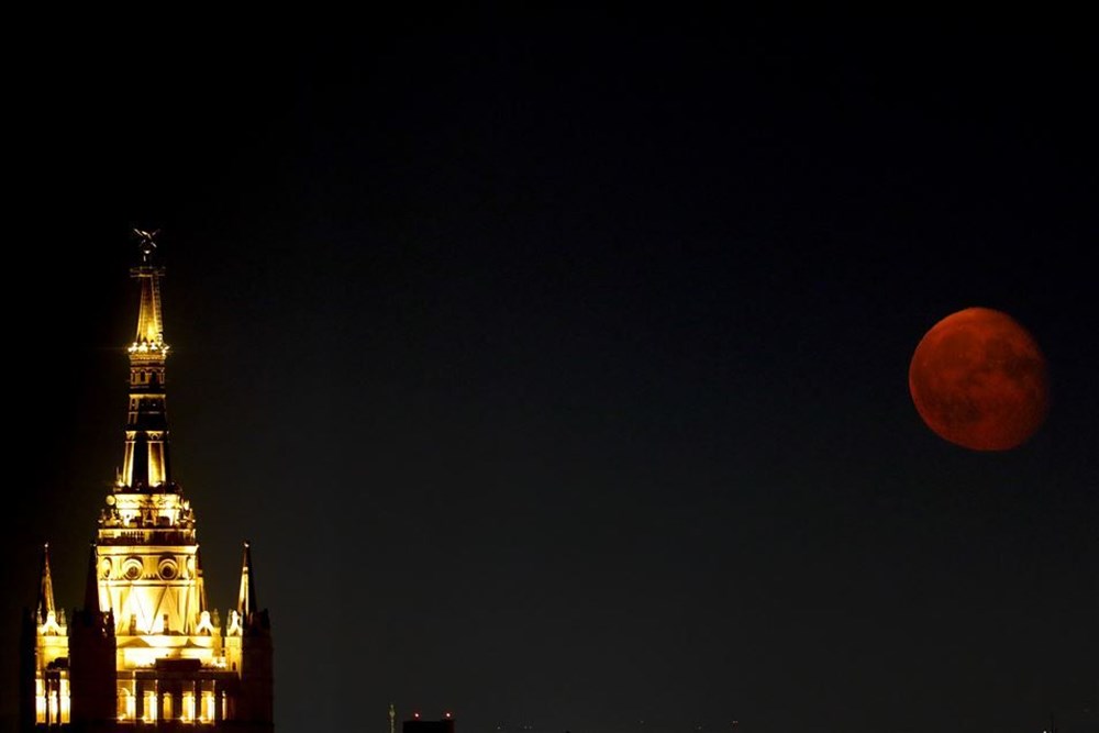 Красная кровавая луна. Кровавая луна в москве. Луна над москвой. Солнце над городом. В москве взошла.