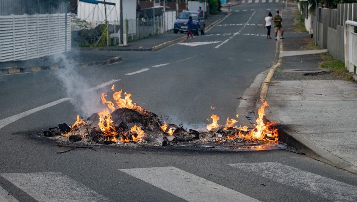 Yeni Kaledonya'da Fransa hükümetine karşı protesto: Sokağa çıkma yasağı ilan edildi Yeni Kaledonya'da Fransa hükümetine karşı protesto: Sokağa çıkma yasağı ilan edildi