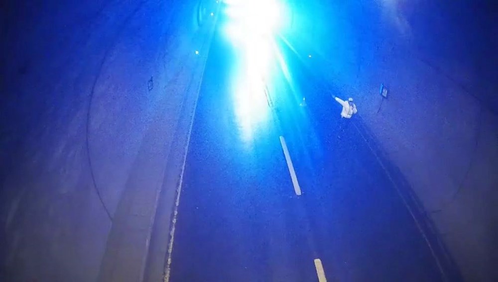 Cumhurbaşkanı Erdoğan'ın konvoyu geçmeden bir dakika öncesi! Polislerin dikkati kazayı önledi - 2