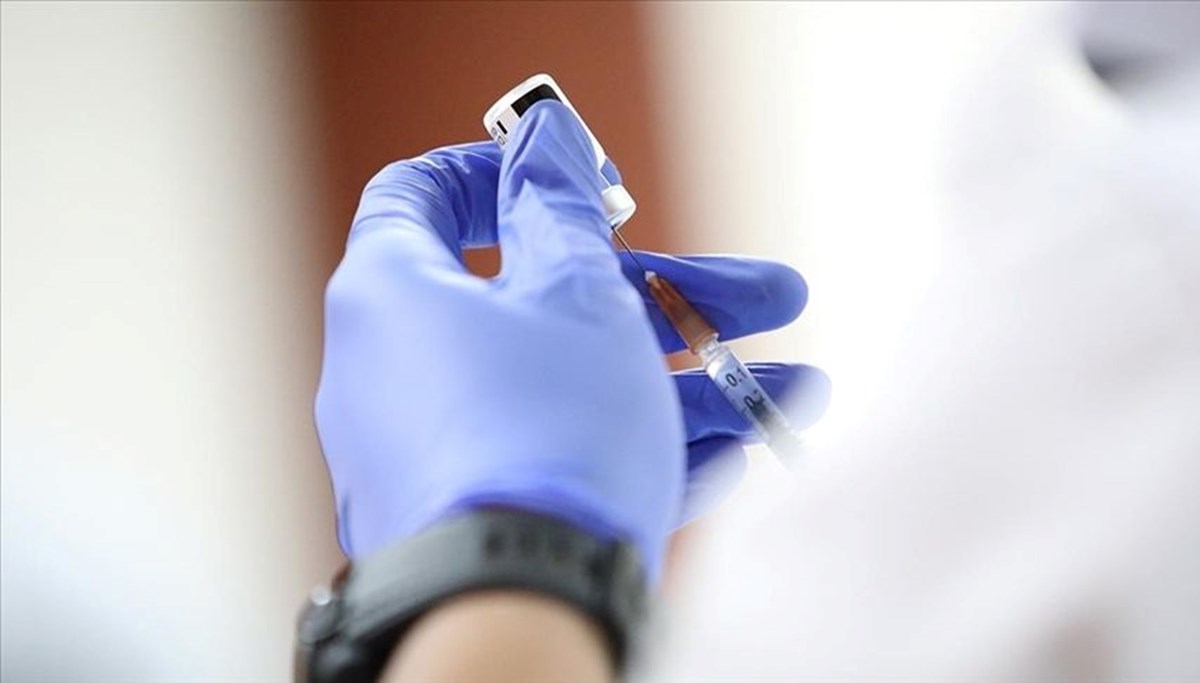 EMA: Aşıların Omicron'a karşı yeniden düzenlenmesi gerektiğini söylemek için erken