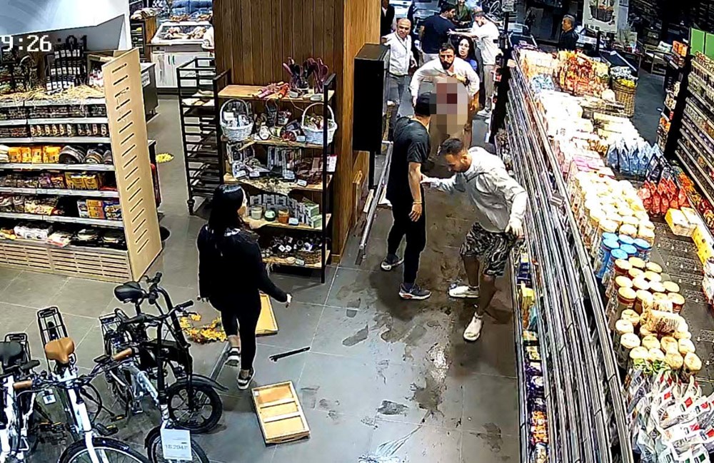 İzmir’de marketteki dehşet anlarının görüntüsü ortaya çıktı |Cinayet şüphelisi: “Adam çakının üzerine düştü” - 5