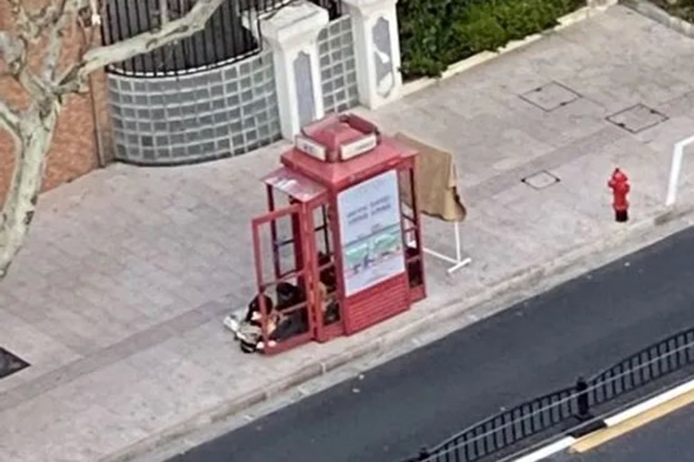 Şanghay’da karantina sırasında mahsur kalan kadın bir ay boyunca köpeğiyle telefon kulübesinde yaşadı - 7