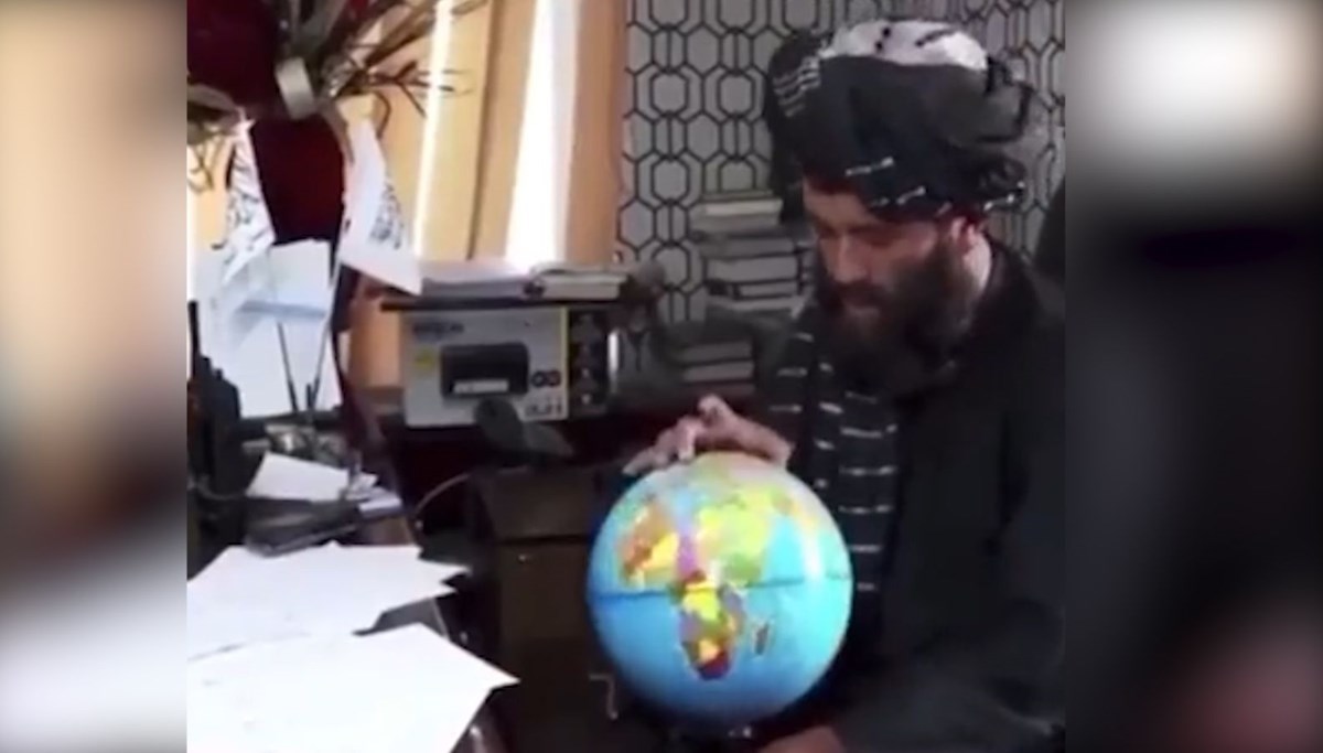 Taliban valisi haritada Afganistan’ı gösteremedi Taliban valisi haritada Afganistan’ı gösteremedi