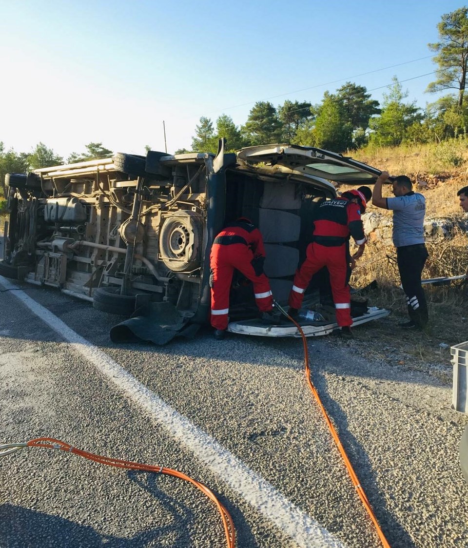 Muğla'da tur otobüsü, öğrenci servisi ile çarpıştı: 1 ölü, 30 yaralı - 1