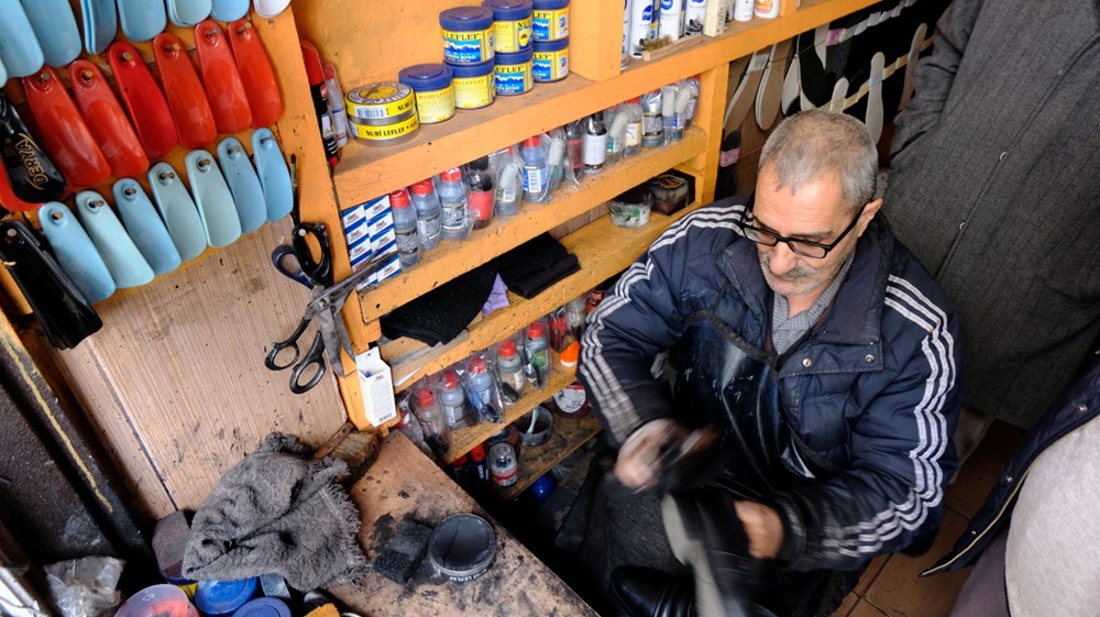 Bedensel engelli baba, ayakkabı boyacılığı yaparak 7 çocuğunu büyüttü - 5