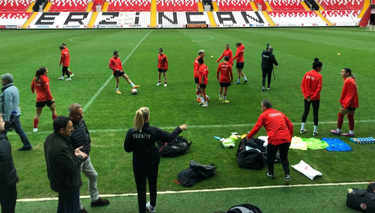 A Milli Kadın Futbol Takımı, Azerbaycan maçı hazırlıklarını Erzincan’da sürdürüyor A Milli Kadın Futbol Takımı, Azerbaycan maçı hazırlıklarını Erzincan’da sürdürüyor