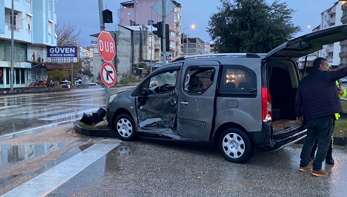 Antalya'da trafik kazası: Ticari araç ile minibüs kavşakta çarpıştı