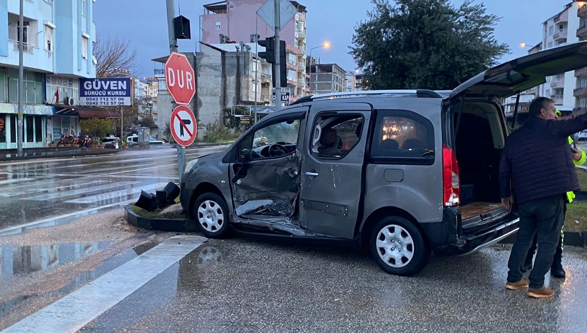 Antalya'da trafik kazası: Ticari araç ile minibüs kavşakta çarpıştı Antalya'da trafik kazası: Ticari araç ile minibüs kavşakta çarpıştı