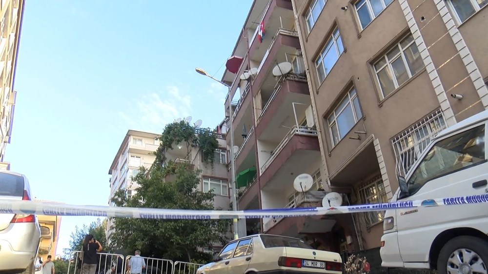 Güngören'de korku dolu anlar: Beş katlı binanın balkonu çöktü - 6