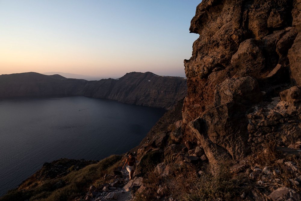 Santorini'den büyük kaçış! Havuzlar bile boşaltılıyor, gemiler arka arkaya kalkıyor - 5