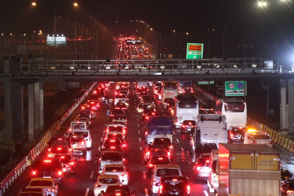 Yollarda bayram yoğunluğu: Otoyolların kesişim noktasında trafik durdu - 10
