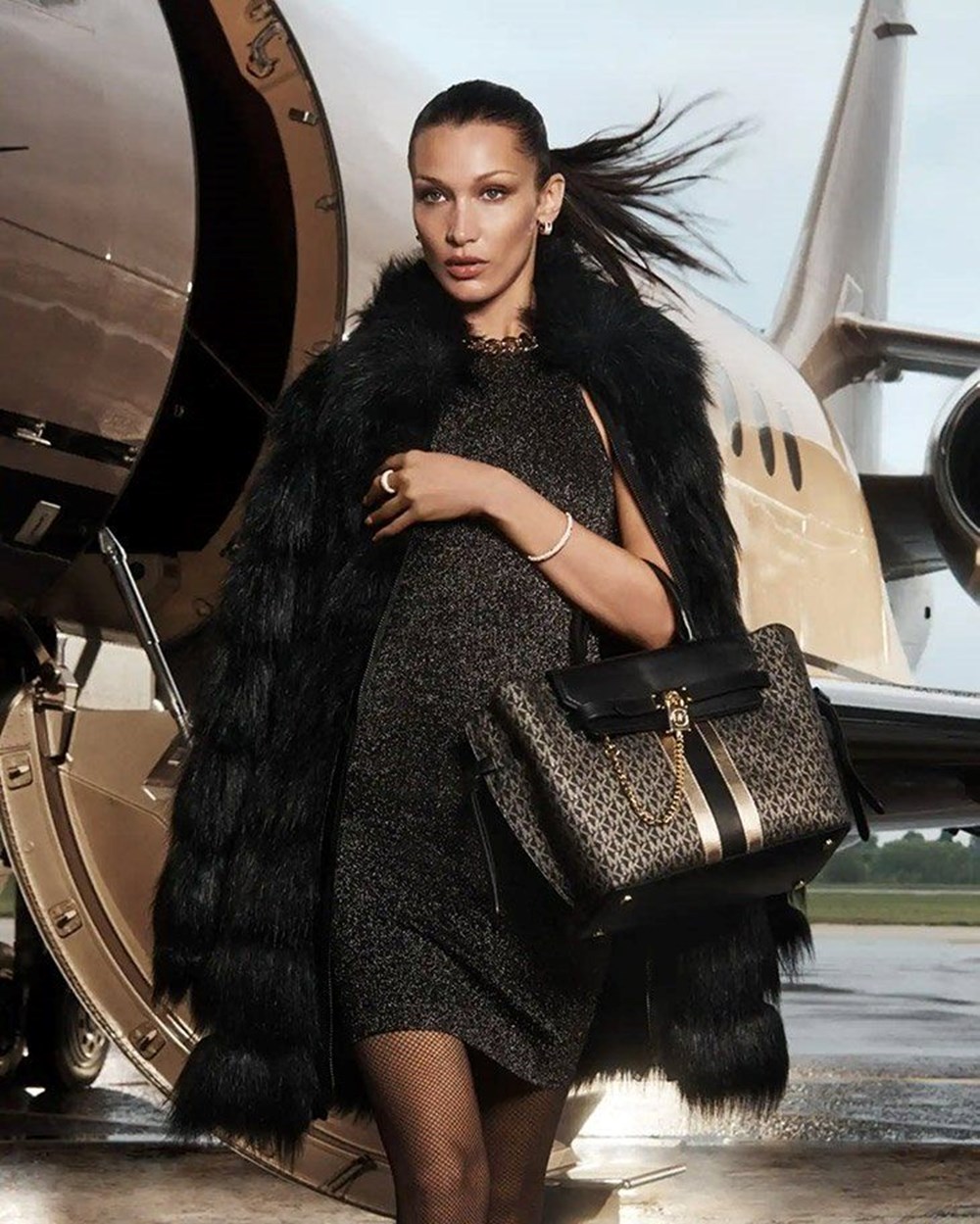 Bella Hadid 2022 yılbaşı kampanyasında - 2