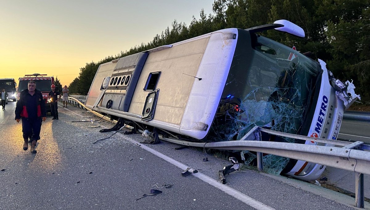 Uşak'ta yolcu otobüsü devrildi: 11 yaralı Uşak'ta yolcu otobüsü devrildi: 11 yaralı