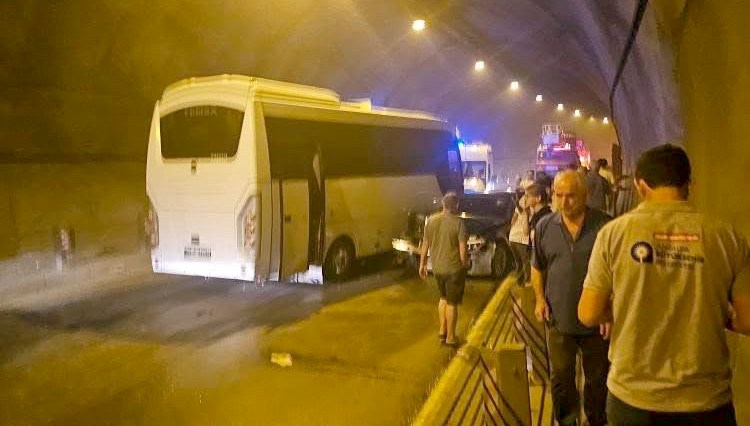 Antalya'da zincirleme kaza: 10 yaralı