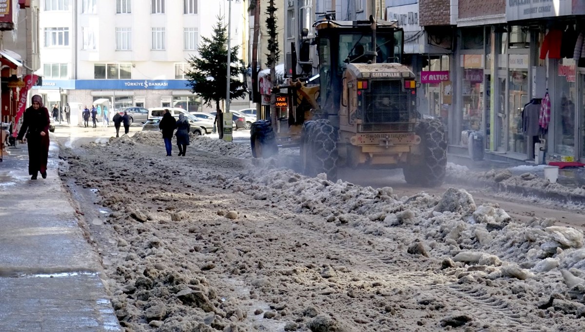 Sarıkamış'ta kar ve buzlar temizleniyor