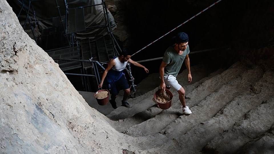 500 bin yıllık mağaradan 'cımbız'la tarih ayıklıyorlar (Karain Mağarası) - 1