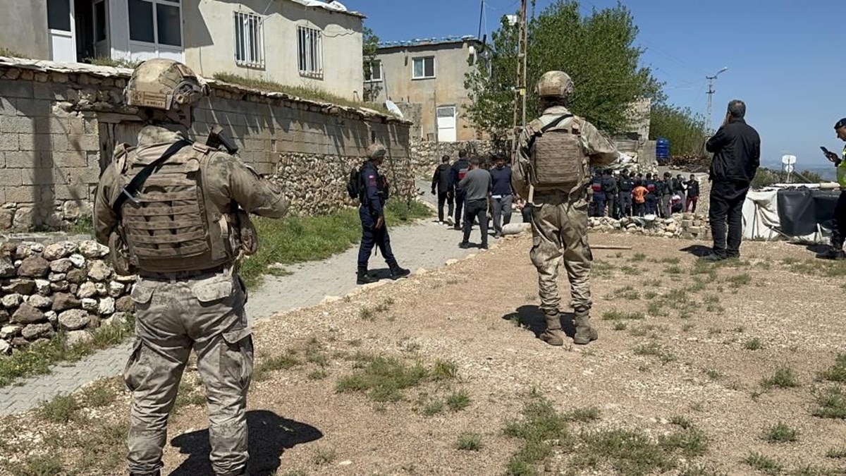 Husumetli ailelerin kavgası: Beş yaralı Husumetli ailelerin kavgası: Beş yaralı