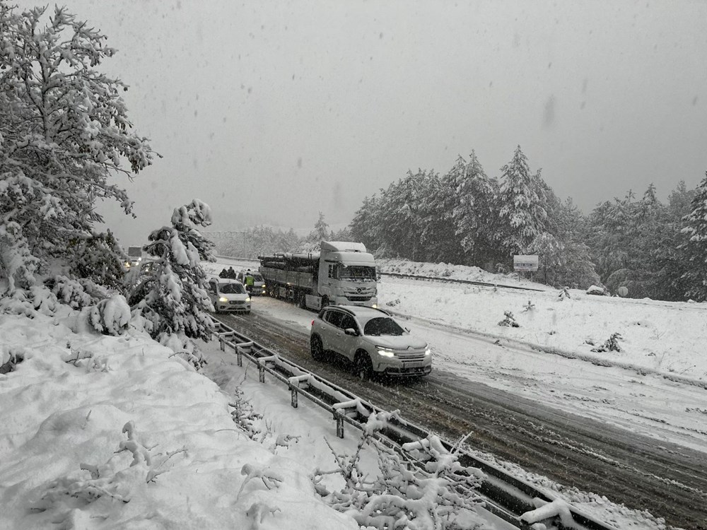 Fırtına ve kar yurdu esir aldı | 9 kişi yaşamını yitirdi, 261 yerleşim yerine ulaşım sağlanamıyor - 7