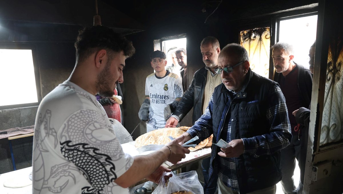 2 çeşit ekmek için 7 kilometre yol kat ediyorlar: Saat 15.00'de yoğunluk başlıyor