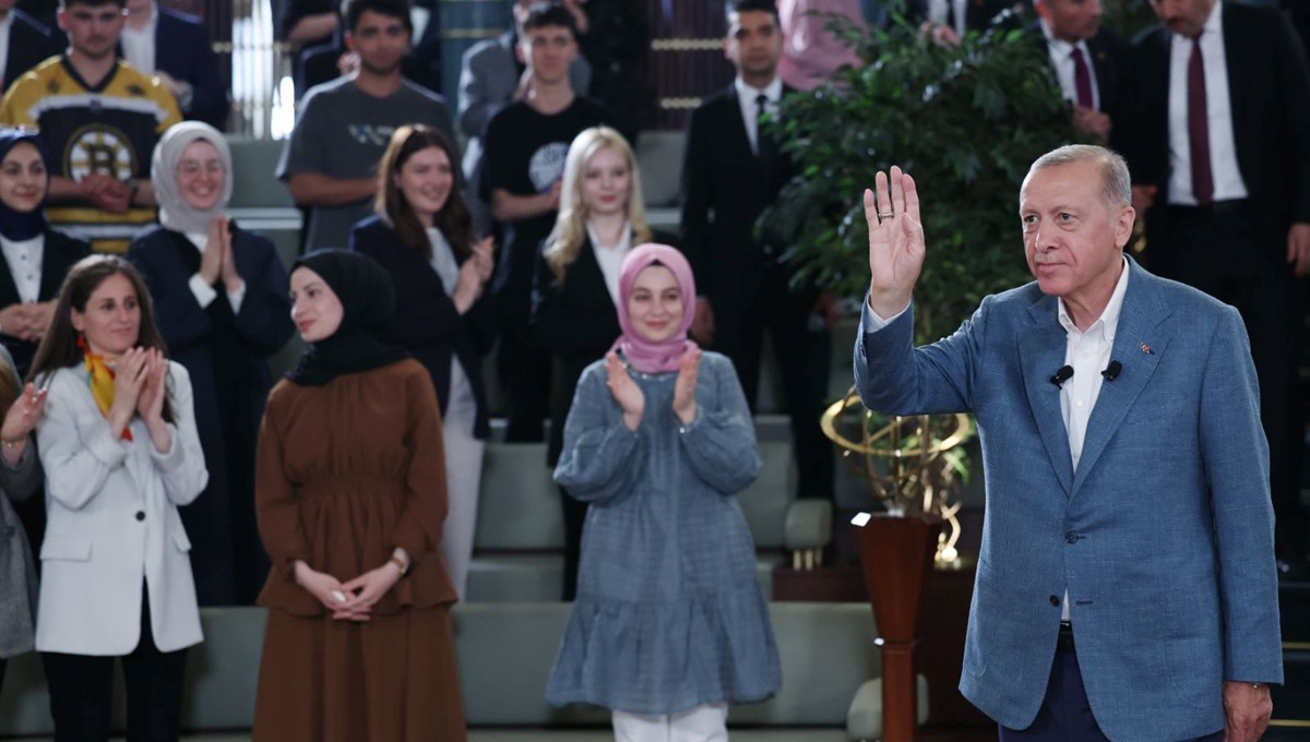 Cumhurbaşkanı Erdoğan gençlerle buluştu: Kızılay'ın çadır satması beni de ciddi manada üzmüştür Cumhurbaşkanı Erdoğan gençlerle buluştu: Kızılay'ın çadır satması beni de ciddi manada üzmüştür
