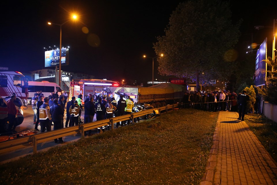 Park halindeki TIR'a çarpan otomobildeki iki kişi yaşamını yitirdi - 1