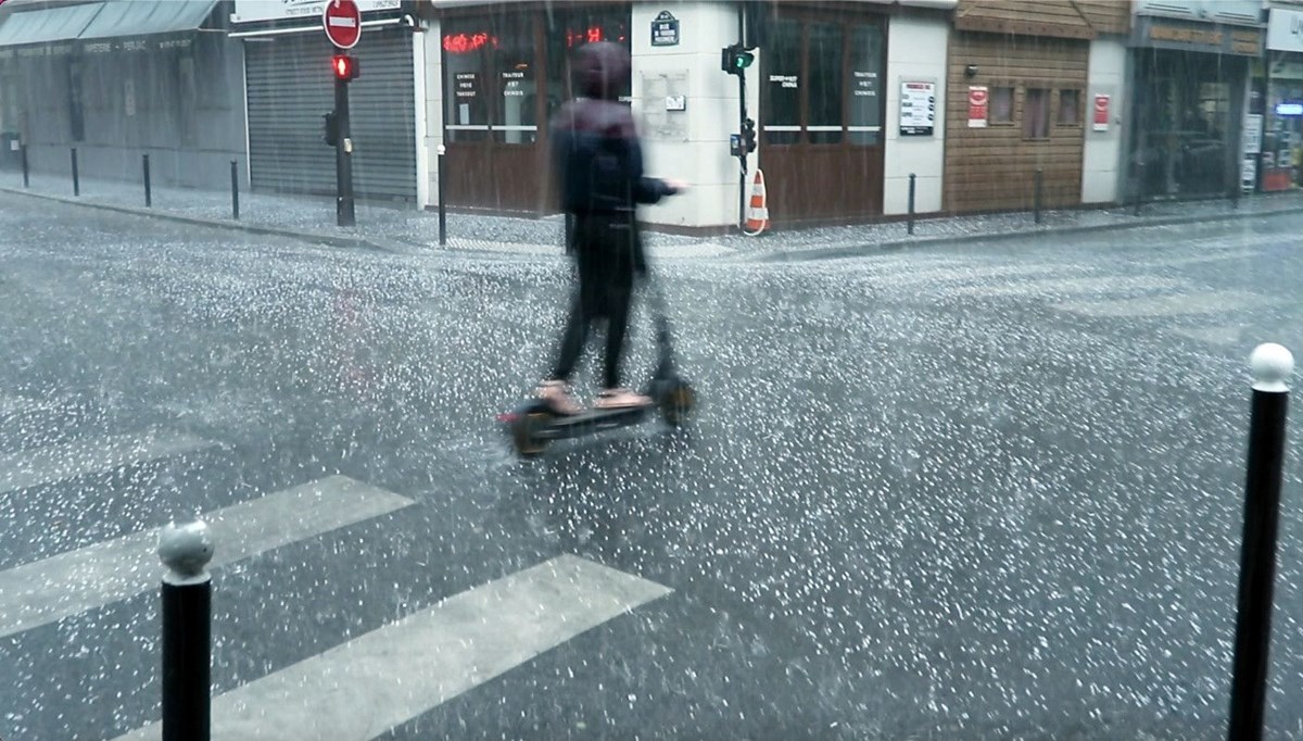 Paris’te 25 derecede dolu yağdı