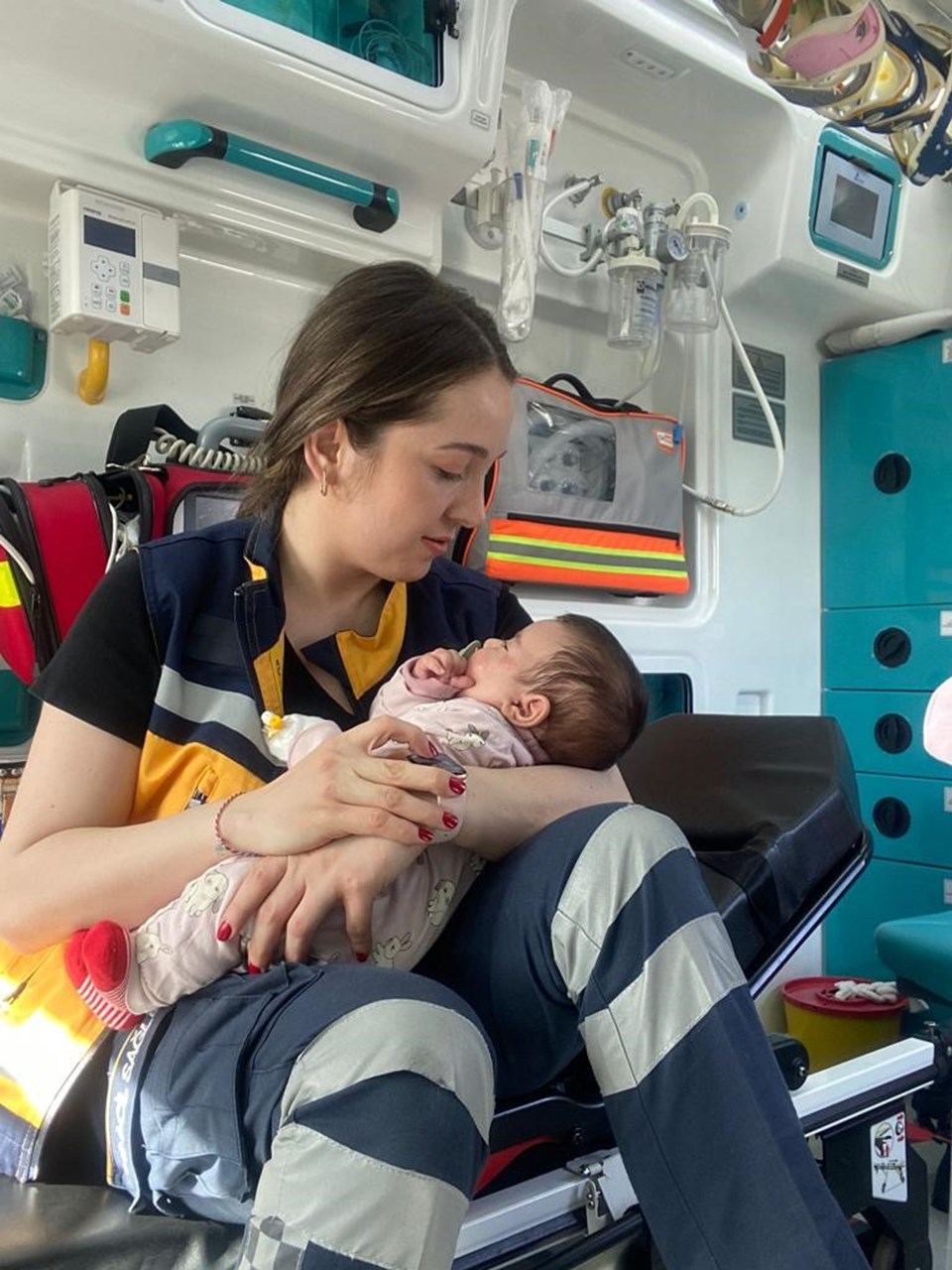 Sağlık çalışanı Büşra, terk edilen bebeğin süt annesi oldu - 2