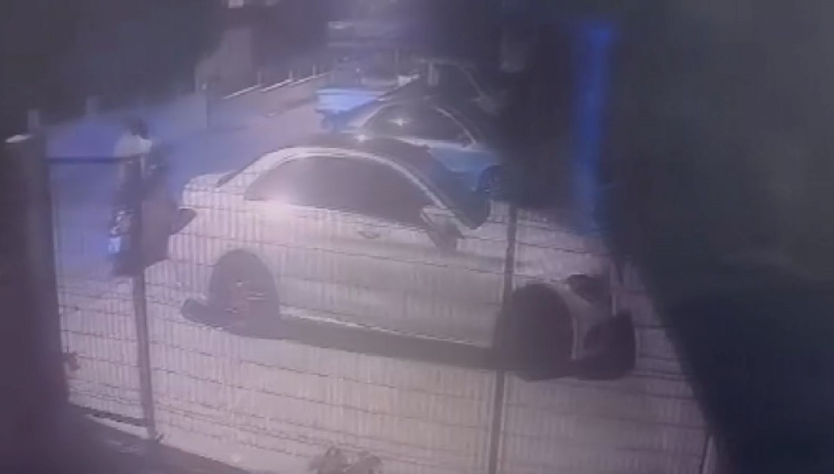 Beylikdüzü'nde park halindeki motosikletin kundaklandığı anlar kamerada Beylikdüzü'nde park halindeki motosikletin kundaklandığı anlar kamerada
