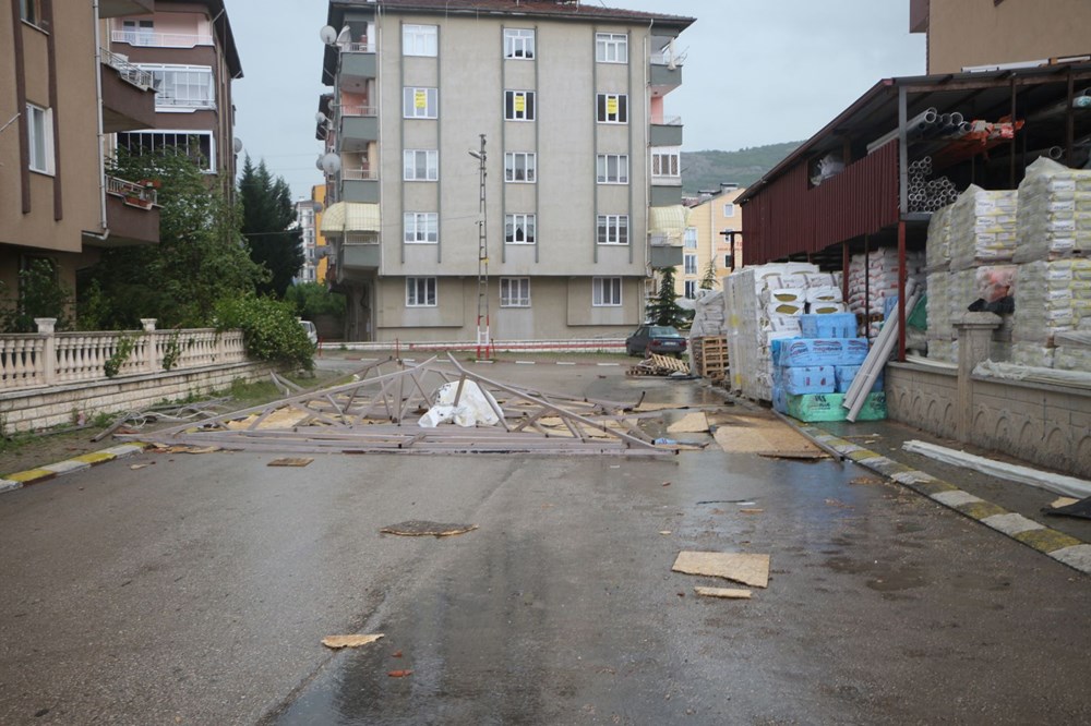 Tokat'ta şiddetli rüzgar: Çatılar uçtu, ağaçlar devrildi - 4