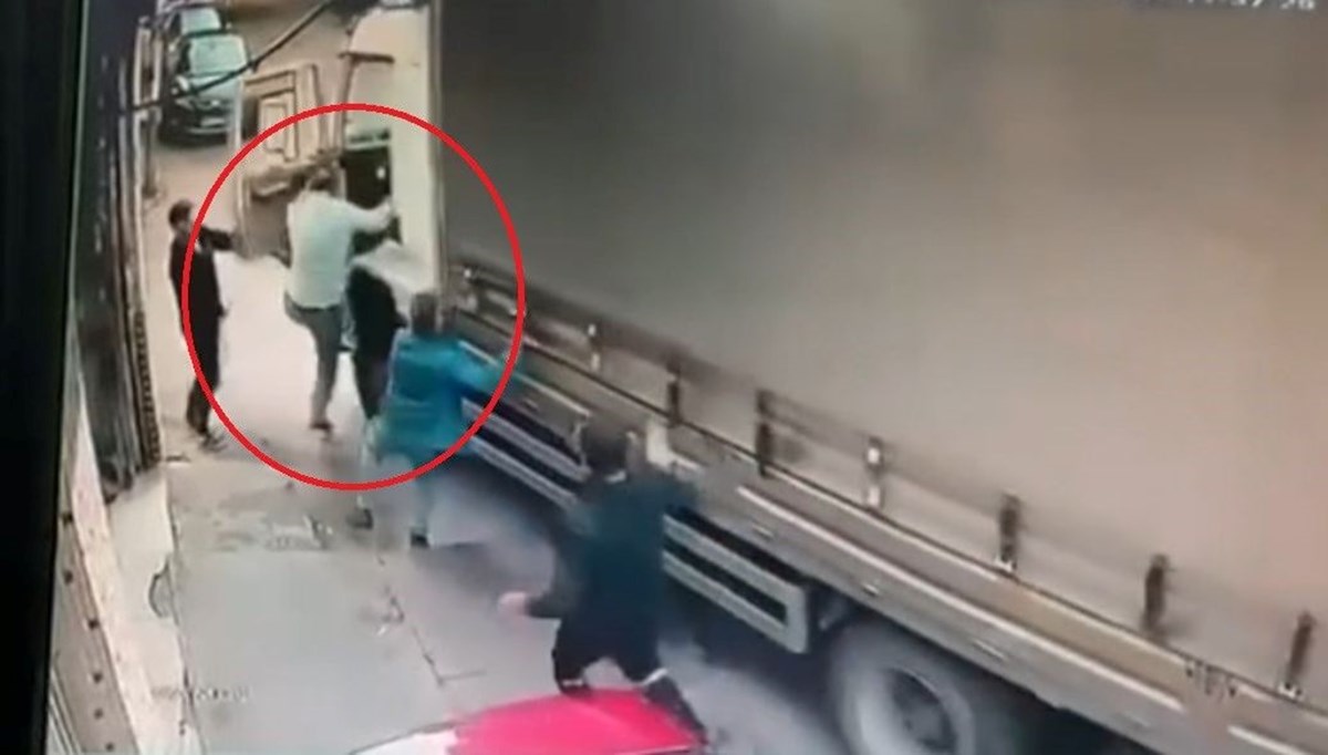 Bursa'da faciadan dönüldü: Hareket eden kamyona atlayarak el frenini çekti Bursa'da faciadan dönüldü: Hareket eden kamyona atlayarak el frenini çekti
