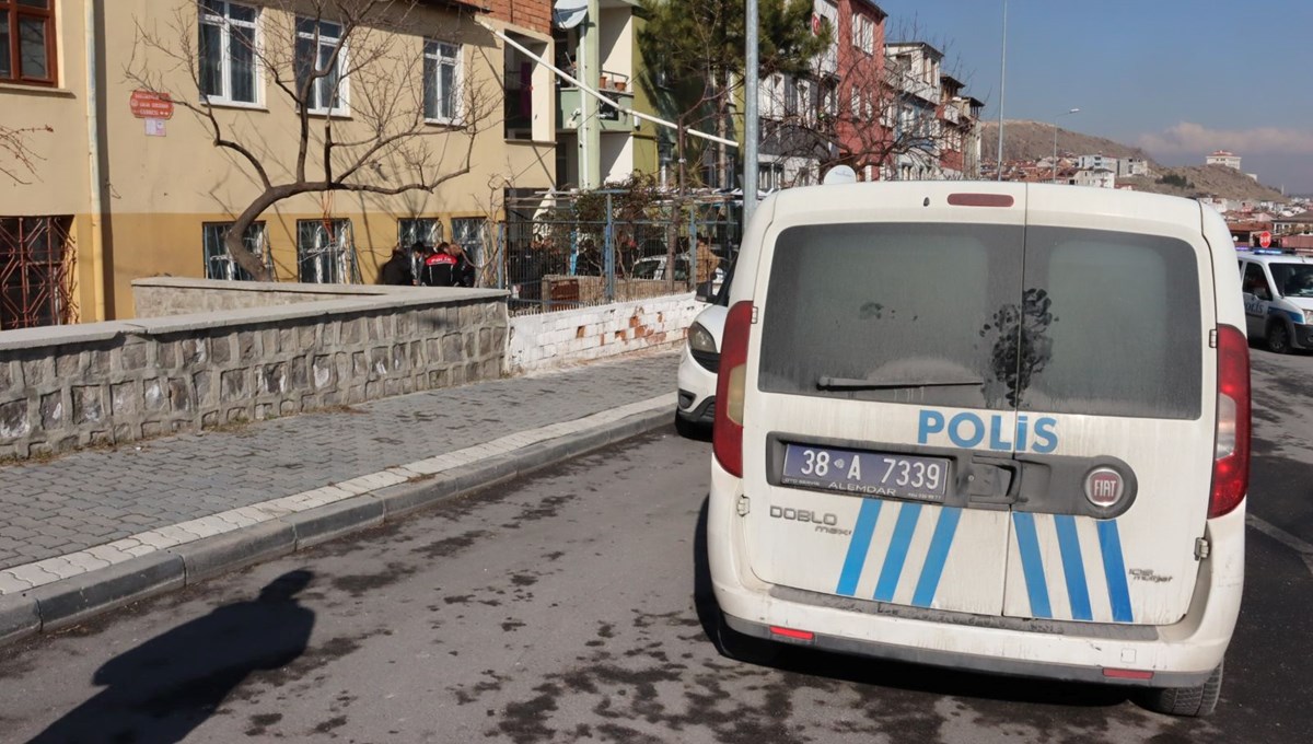 Kayseri'de kocasının rehin aldığı kadını polis kurtardı Kayseri'de kocasının rehin aldığı kadını polis kurtardı