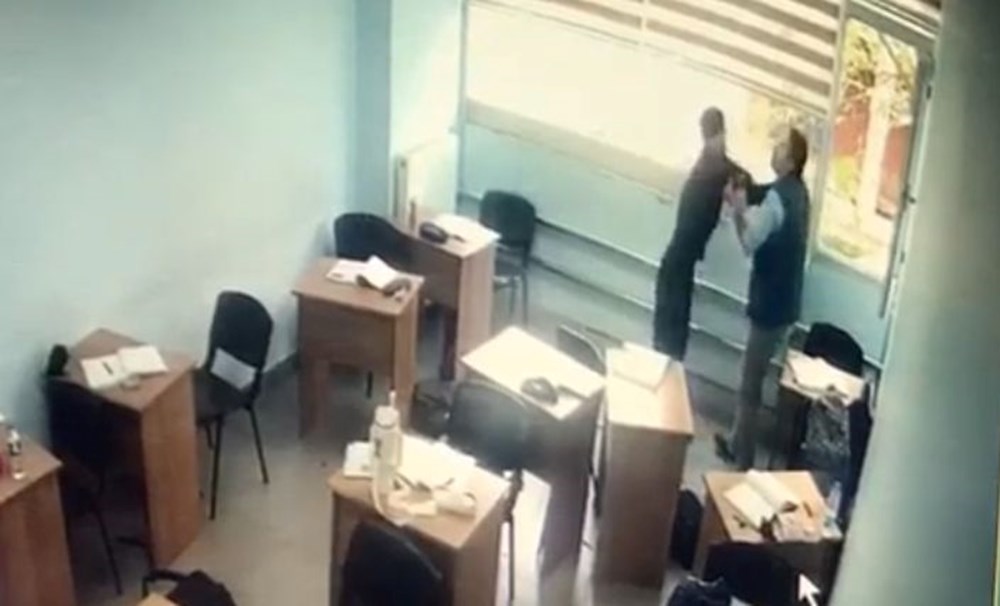 Kursta dehşet anları: Sınıfa girip öğrenciye bıçak ve sopayla saldırdı - 1