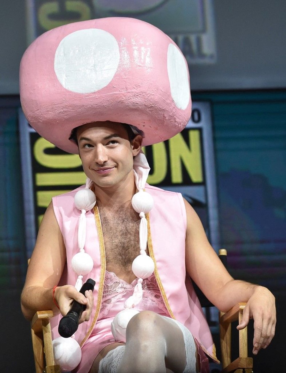 Oyuncu Ezra Miller hakkında iddia: Kendini mesih sanıyor - 2