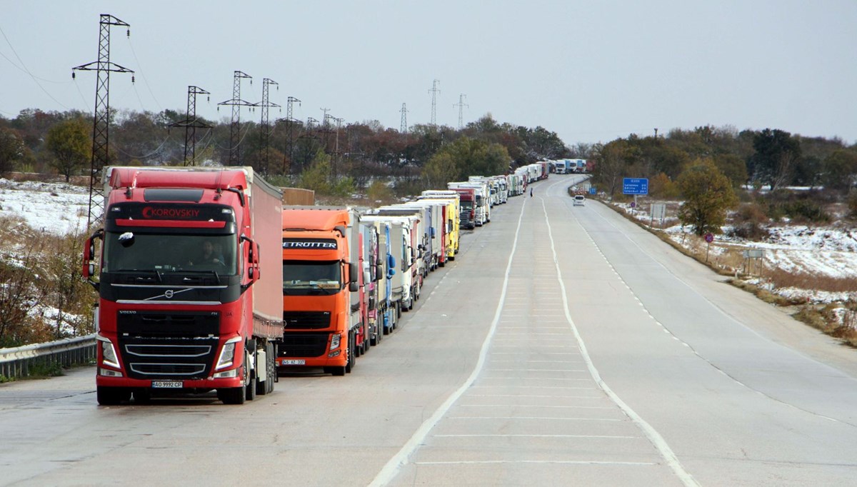 Balkanlar’da yoğun kar yolları kapattı, Edirne’de 20 kilometre kuyruk oluştu