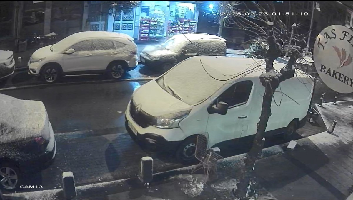 İstanbul'da 6 katlı binadan atılan çöp aracın camını kırdı İstanbul'da 6 katlı binadan atılan çöp aracın camını kırdı
