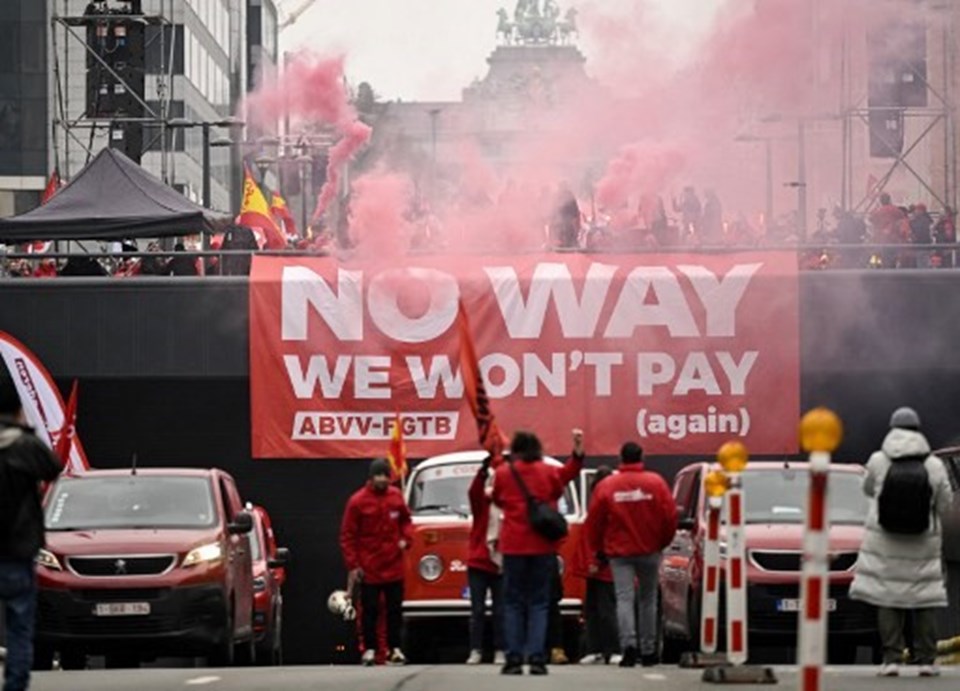 Brüksel'de işçilerden kemer sıkma protestosu: "Hiçbir şekilde ödemeyeceğiz" - 1