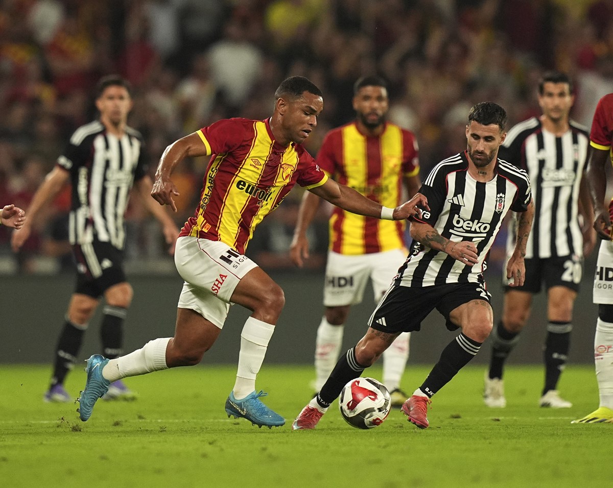 Juan (Göztepe) ile Rafa Silva (Beşiktaş) ikili mücadelede